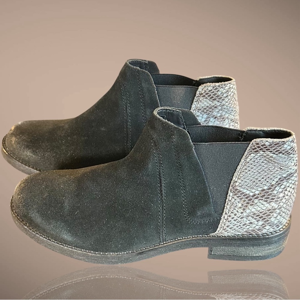 NWOT Clarks ‘Demi Beat’ Genuine Suede Pull-On Chelsea Boots in Black Snakeskin 6 - Picture 6 of 14